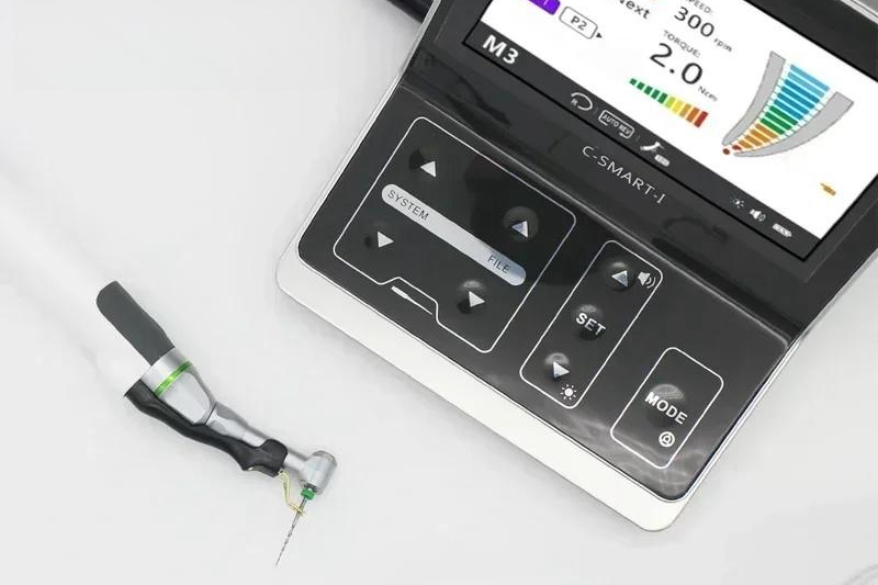 Эндодонтический аппарат со встроенным апекслокатором