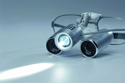 LED-подсветка для бинокулярных луп: как освещение влияет на качество работы стоматолога